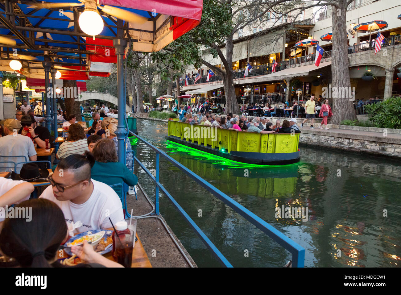 San Antonio Texas - San Antonio River Walk bei Nacht - Menschen in Restaurants und auf Booten; San Antonio, Texas, USA Stockfoto