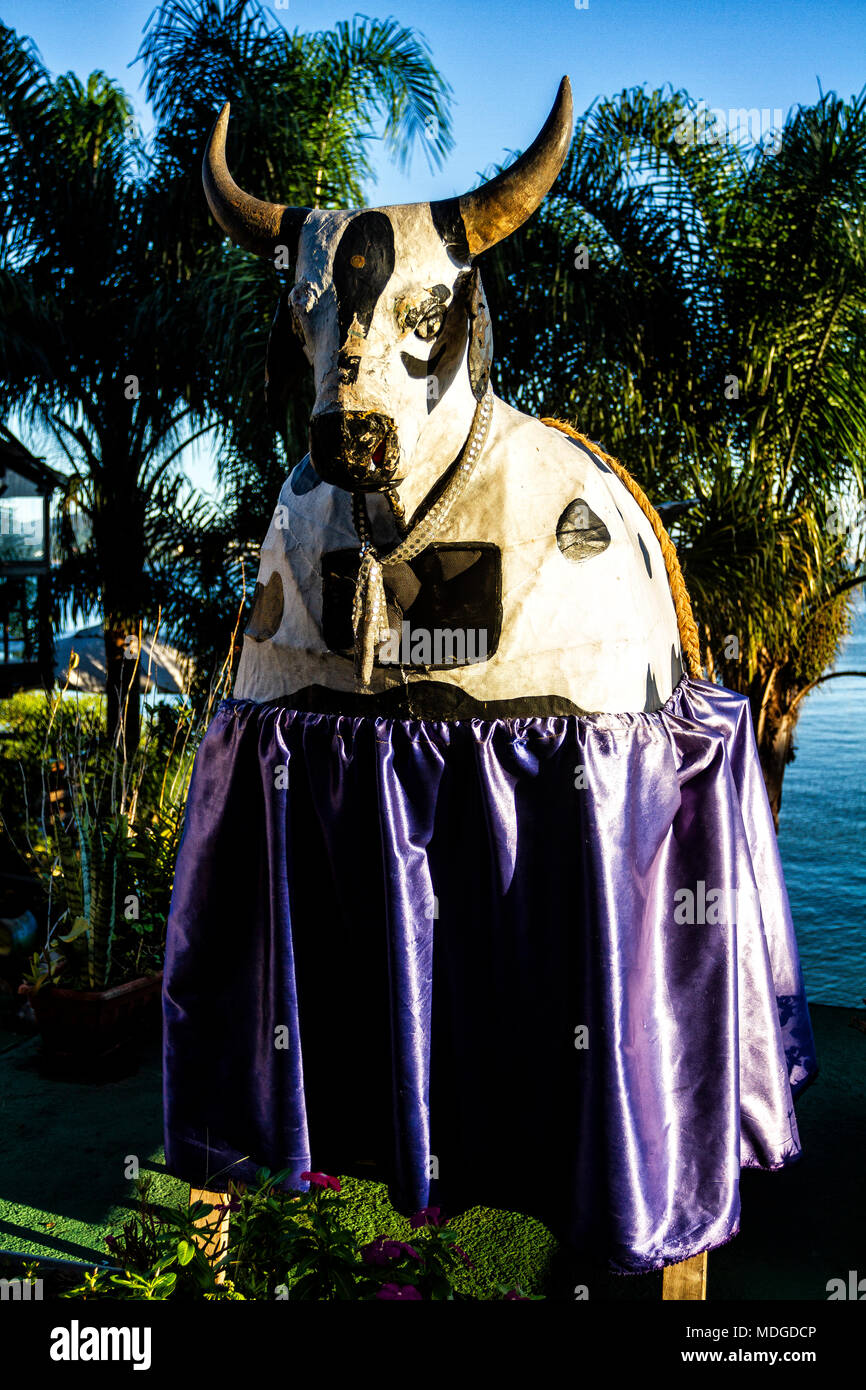 Stier Kostüm in Boi de Mamao, einem traditionellen interaktiven Spielen, die brasilianische Folklore gehört, in Santo Antonio de Lisboa District. Stockfoto