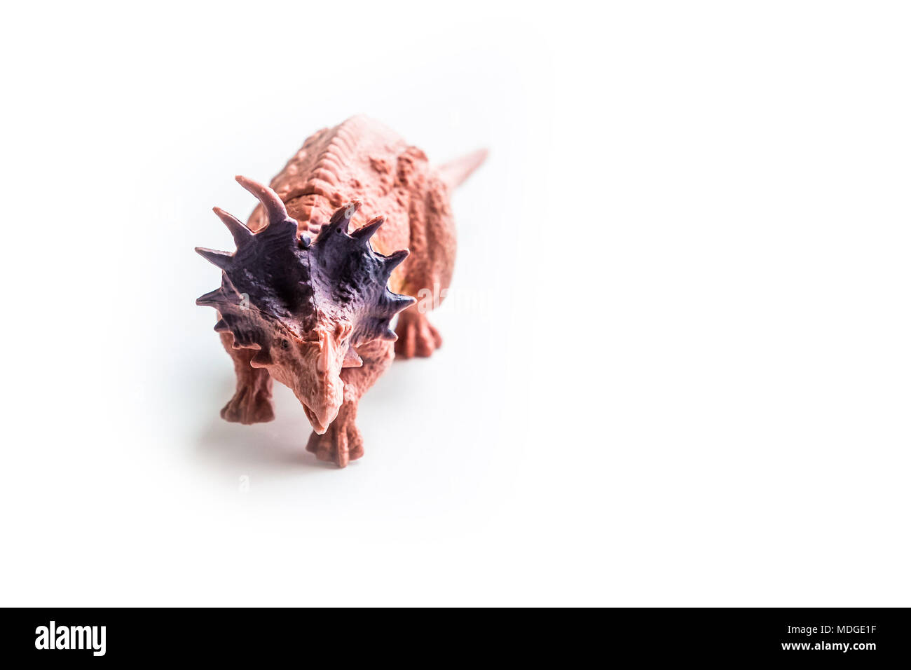 Dinosaurier Spielzeug auf weißem Hintergrund isoliert Klein Stockfoto