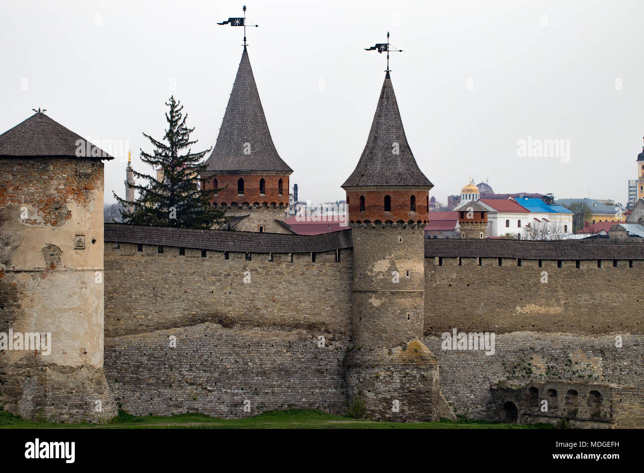 Kamianets Podilskyi Festung aus dem 14. Jahrhundert. Blick auf die Stadtmauer mit Türmen an den frühen Frühling, Ukraine. Stockfoto