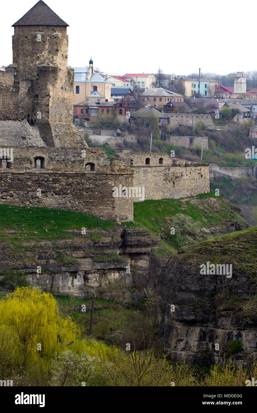 Kamianets Podilskyi Festung aus dem 14. Jahrhundert. Blick auf die Stadtmauer mit Türmen an den frühen Frühling, Ukraine. Stockfoto
