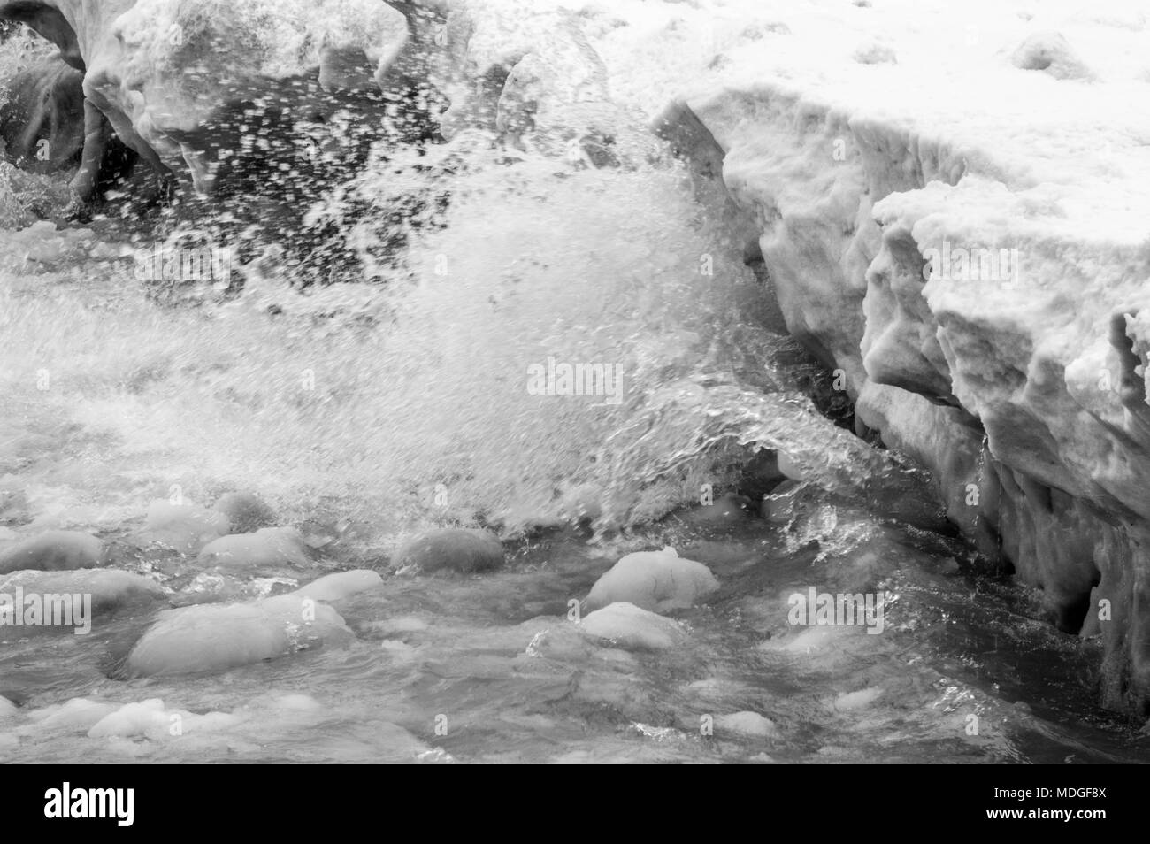 Eine verärgerte Lake Huron nach einem April Schnee und Eis Sturm Stockfoto