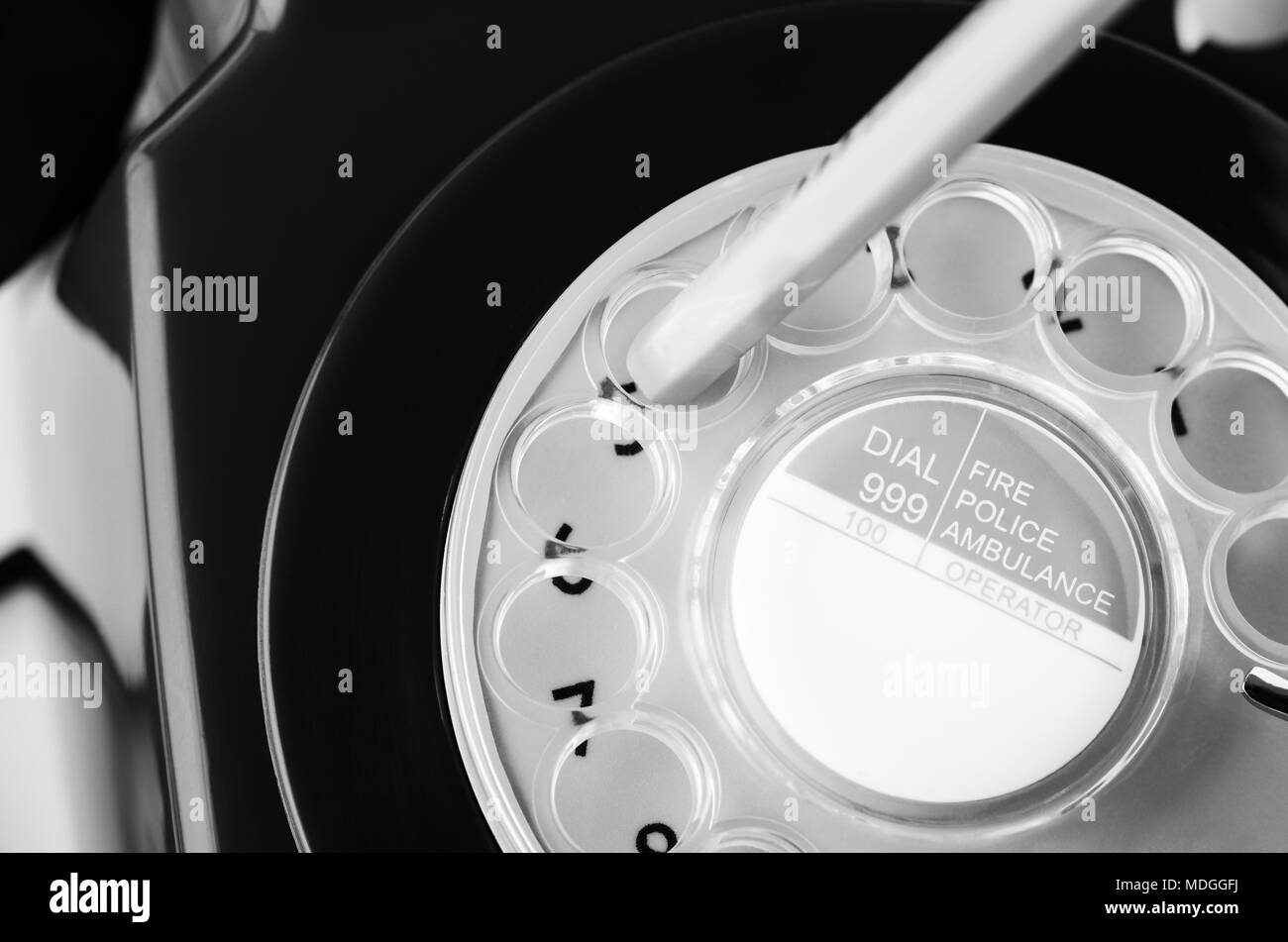 Nahaufnahme von Retro 1960er bis 1970er Jahren Telefon mit Nummer diallling im Gange. Schwarz und Weiß. Stockfoto