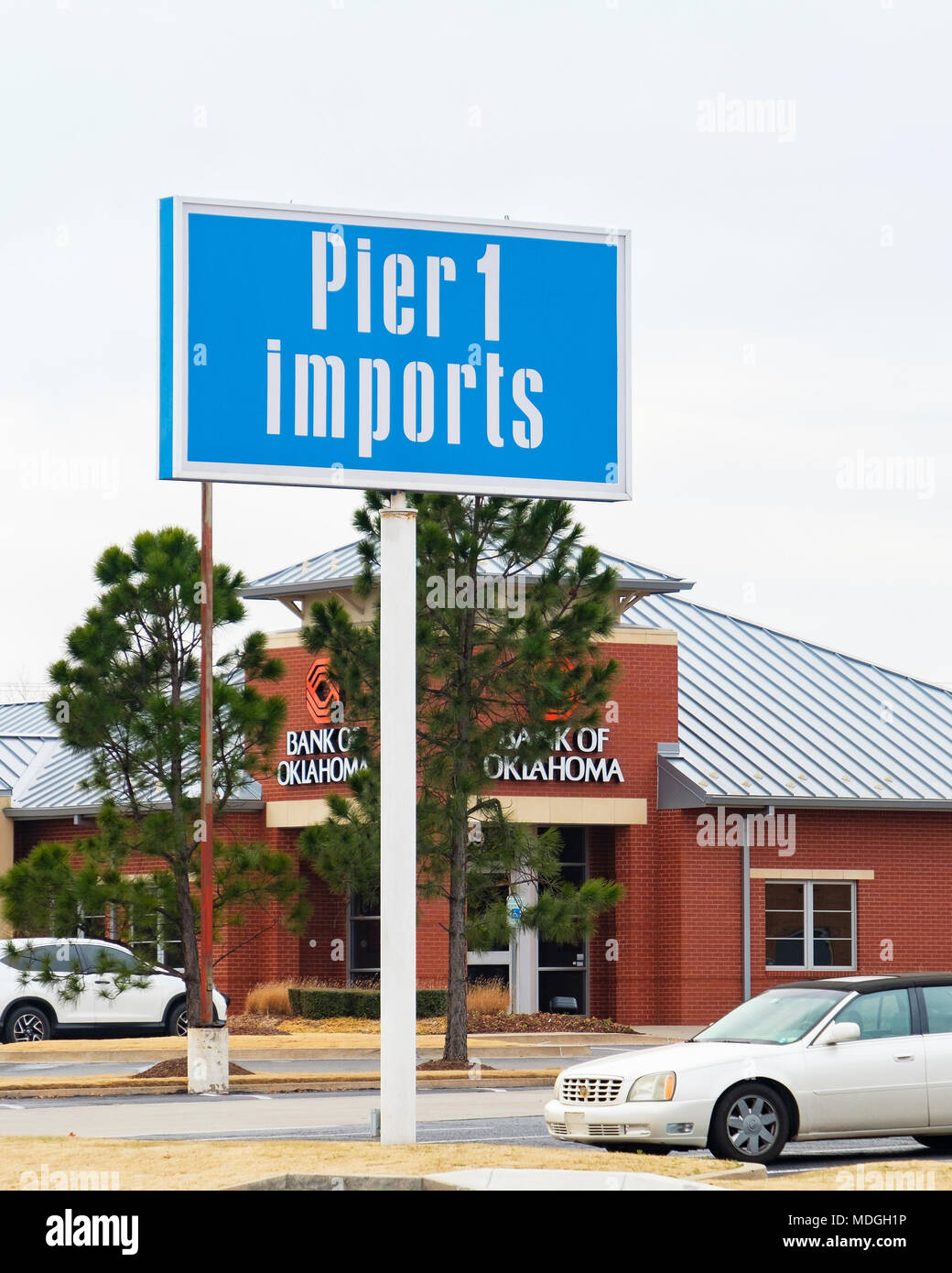 Pol Zeichen für Pier 1 Einfuhren vor einer Bank von Oklahoma Gebäude in Oklahoma City, Oklahoma, USA. Stockfoto