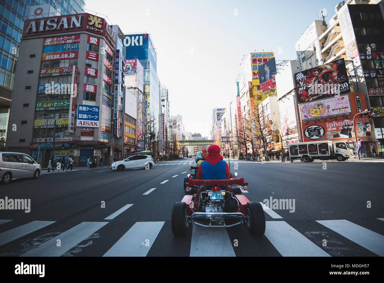 Abenteuer rund um Tokyo auf go-carts wie Mario Kart Zeichen gekleidet. Akihabara, Shibuya und Shinjuku enthalten! Stockfoto