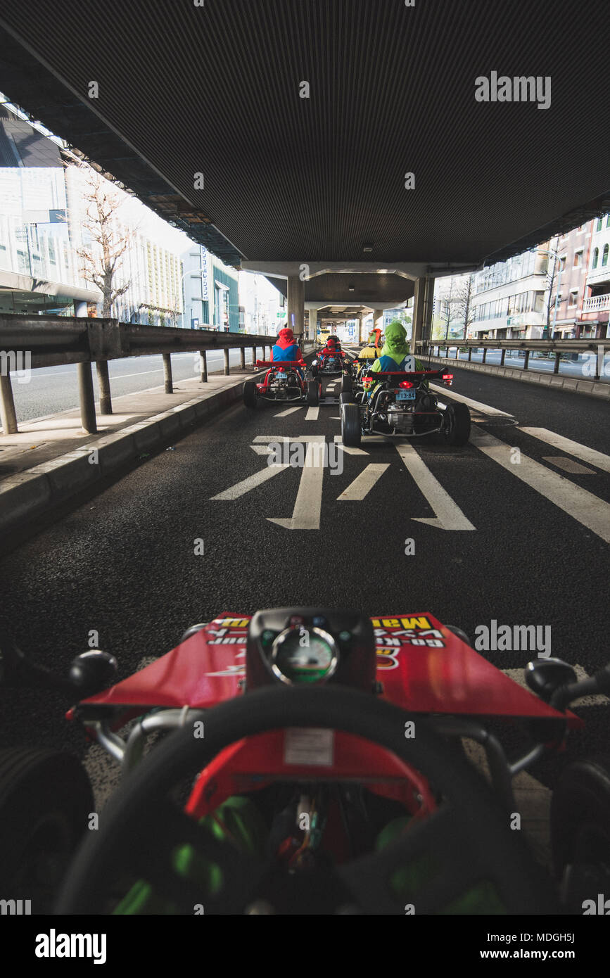 Abenteuer rund um Tokyo auf go-carts wie Mario Kart Zeichen gekleidet. Akihabara, Shibuya und Shinjuku enthalten! Stockfoto