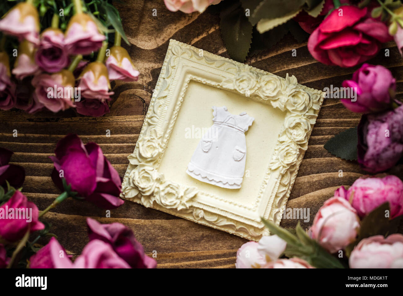 Duftende Stein als Geschenk für Baby-dusche auf Holz- Hintergrund Stockfoto