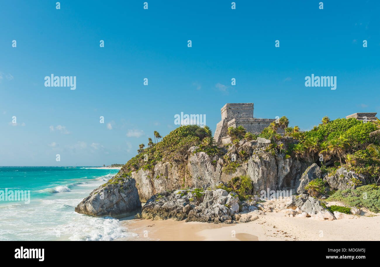 Die Maya Gott der Winde Tempel in Tulum mit klarem, blauem Himmel und Karibischen Meer in Quintana Roo, Mexiko. Stockfoto