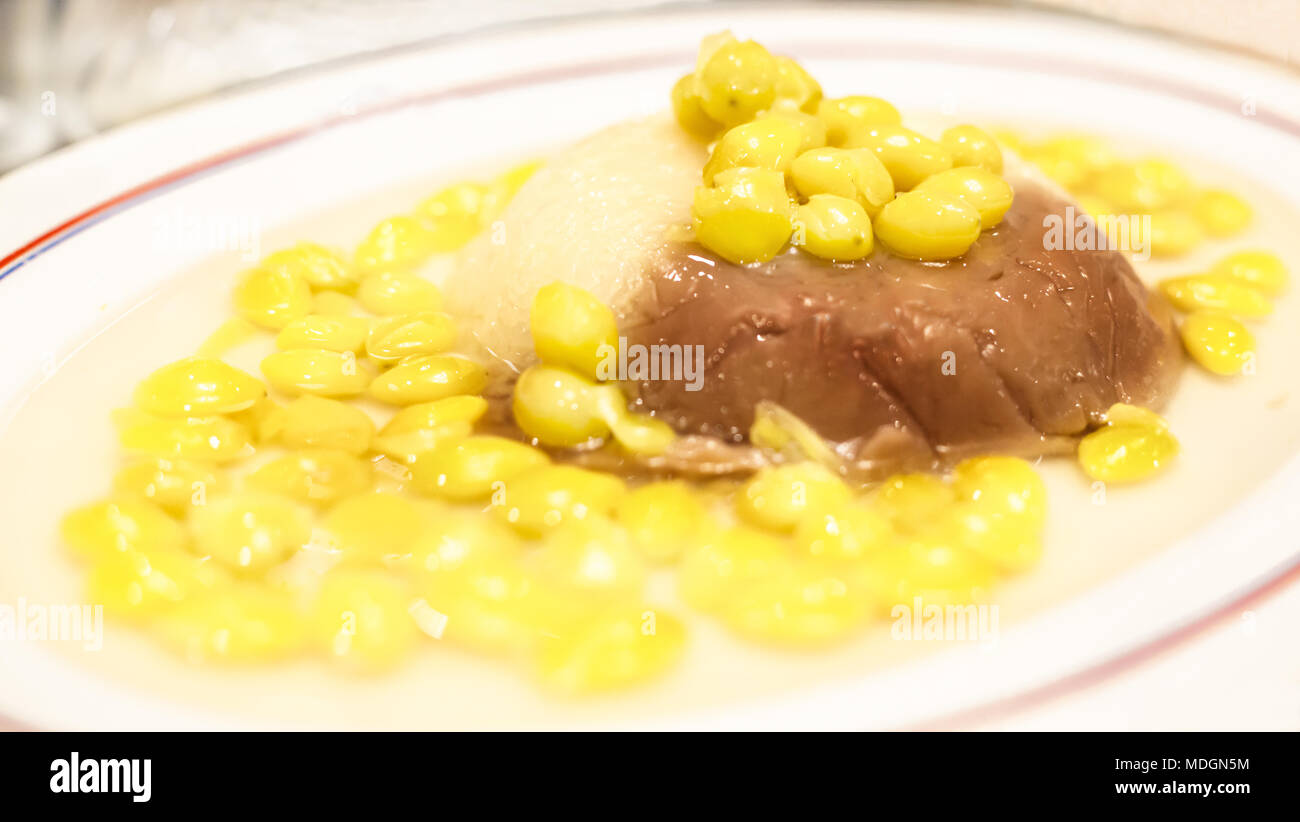 Selektiver Fokus asiatische Thai Chinesische süßes Dessert Menü, Chinesischen Henan heißen klebrigen Reis und gedämpft Taro mit gelben ginkgo Nüsse in süßen Sirup in der di Stockfoto