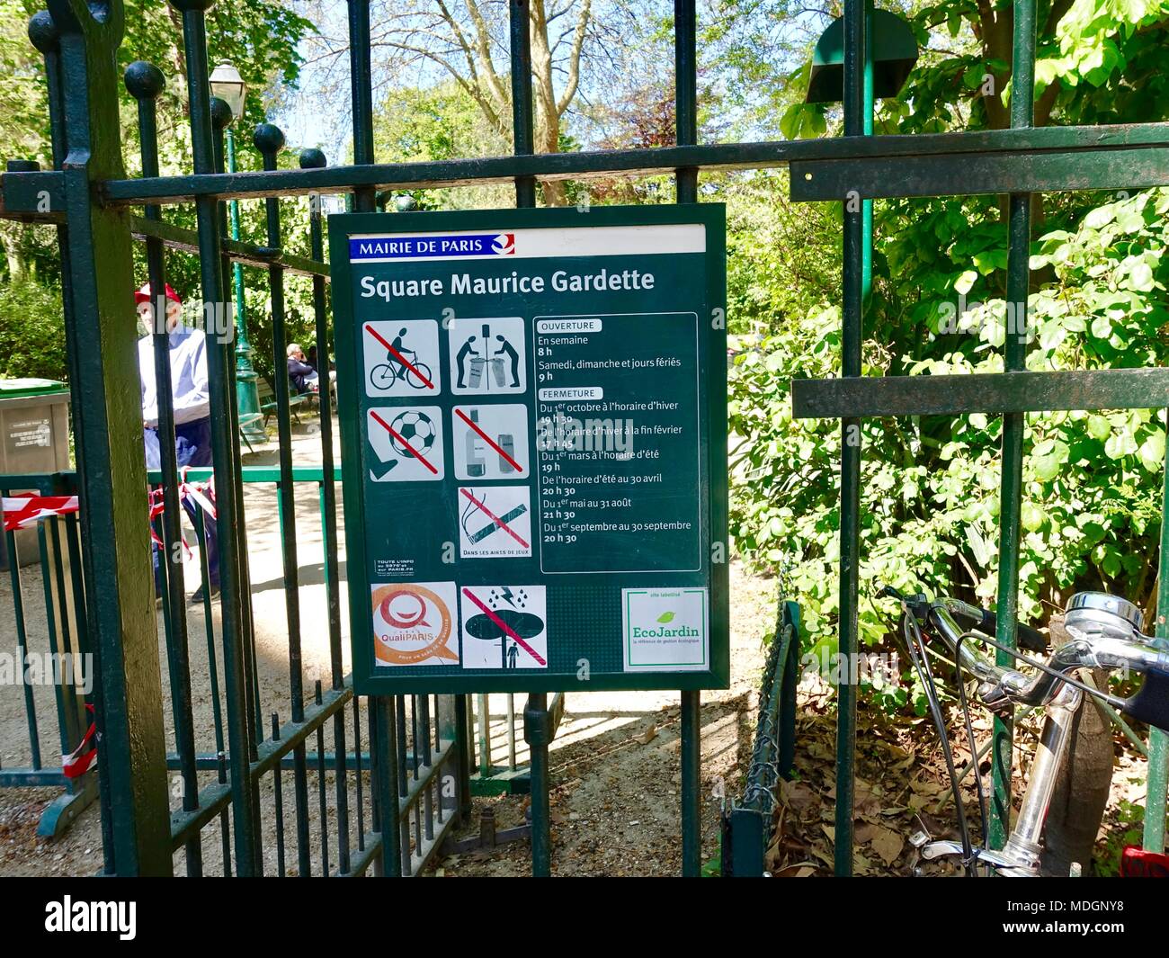 Park regeln Geschrieben am Zaun außerhalb Square Maurice Gardette. Paris, Frankreich. Stockfoto