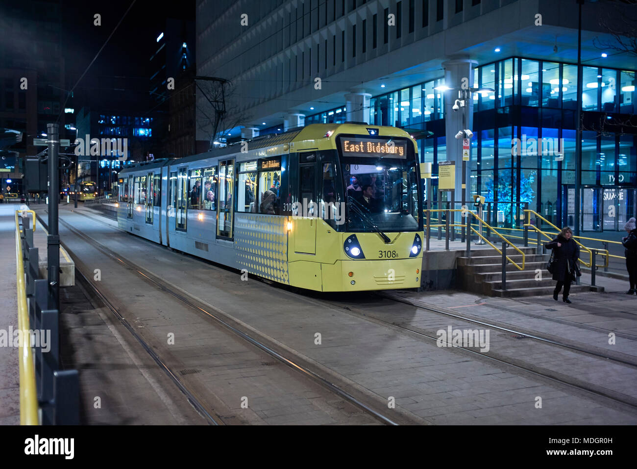 Manchester Straßenbahn zu East Didsbury im St. Peter's Square Stop in der Mitte der Stadt bei Nacht Stockfoto