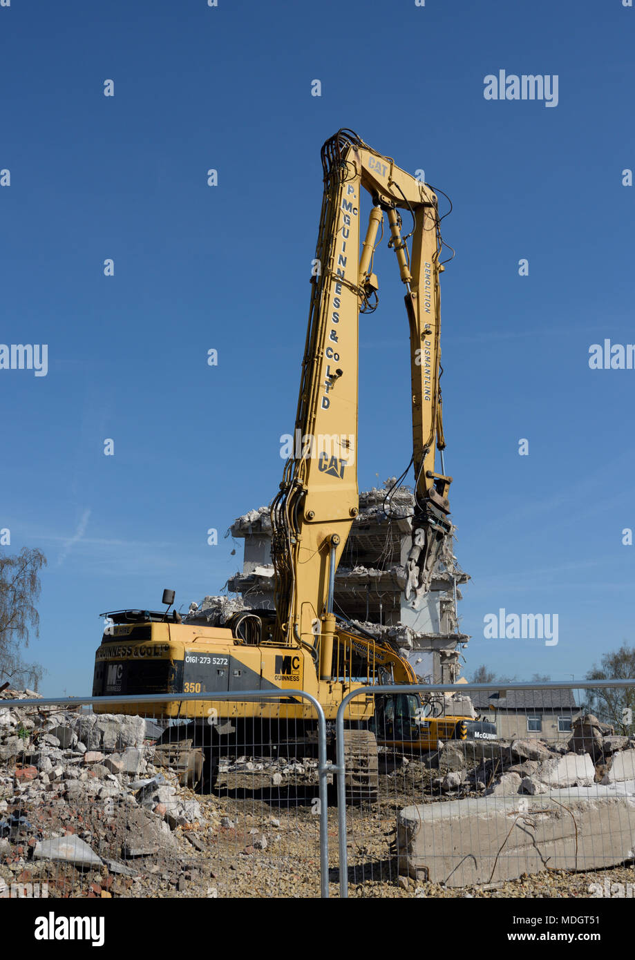 Caterpillar 350L High Reach Abbruchbagger mit Betonbrecherbefestigung und teilweise abgerissenen Betongebäude auf Abbruchstelle, Bury uk Stockfoto