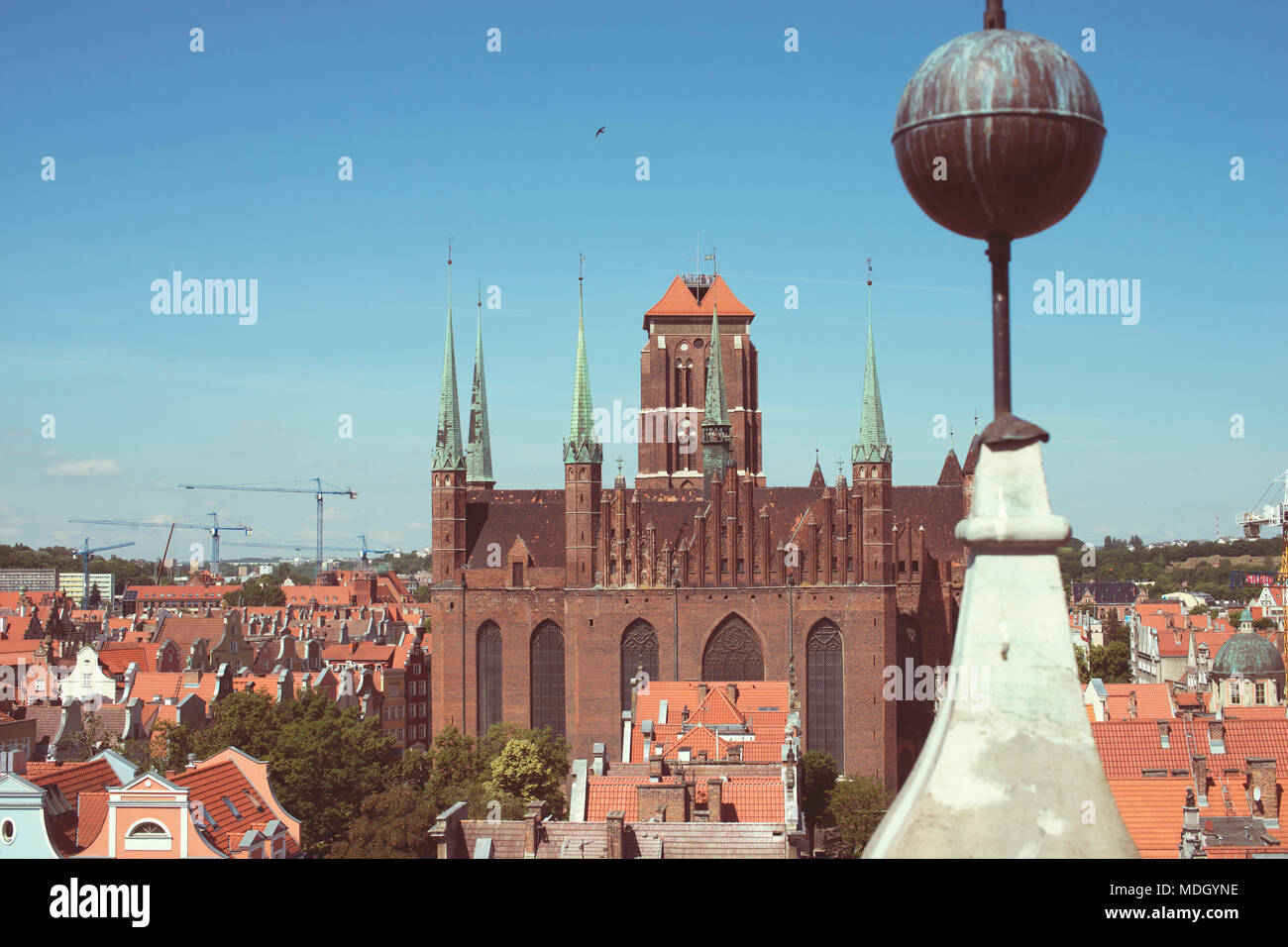 Blick von oben auf die Altstadt von Danzig mit dem Bau des prächtigen die Basilika St. Maria im Fokus Stockfoto