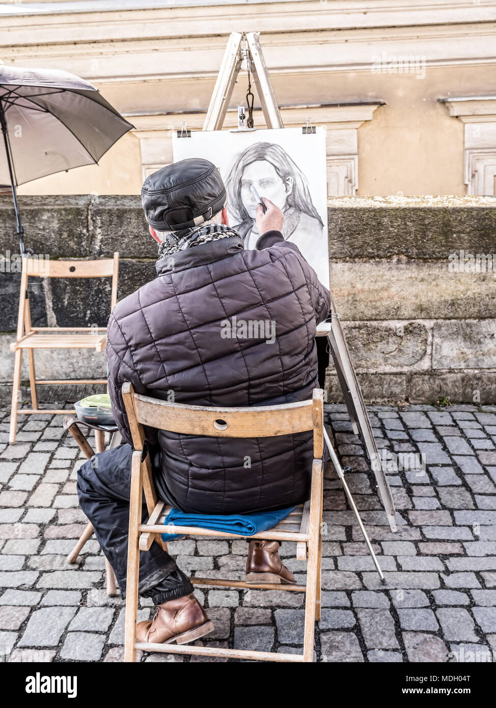 Prag, tschechische Republik - 8. MÄRZ 2017: Prag Karikaturisten zeichnen weiblichen Porträt auf der Karlsbrücke Stockfoto