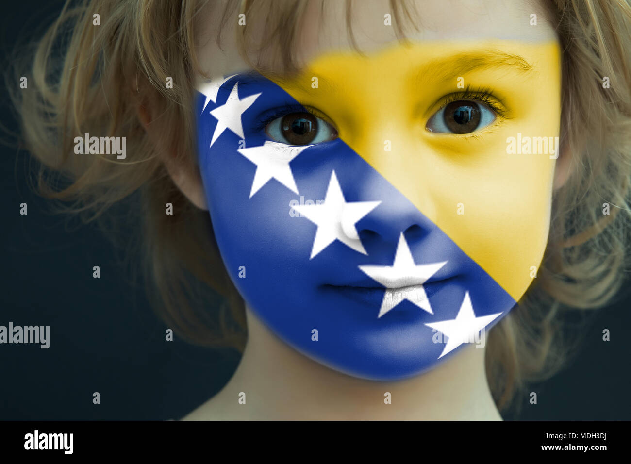 Kind mit einem gemalten Flagge von Bosnien und Herzegowina Stockfoto