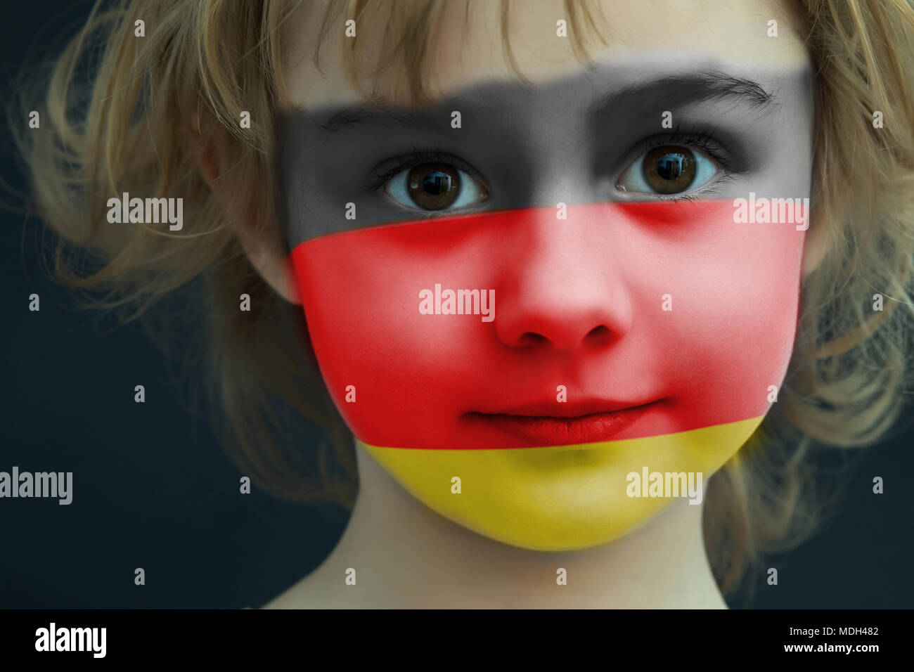 Kind mit einem gemalten Flagge von Deutschland Stockfoto
