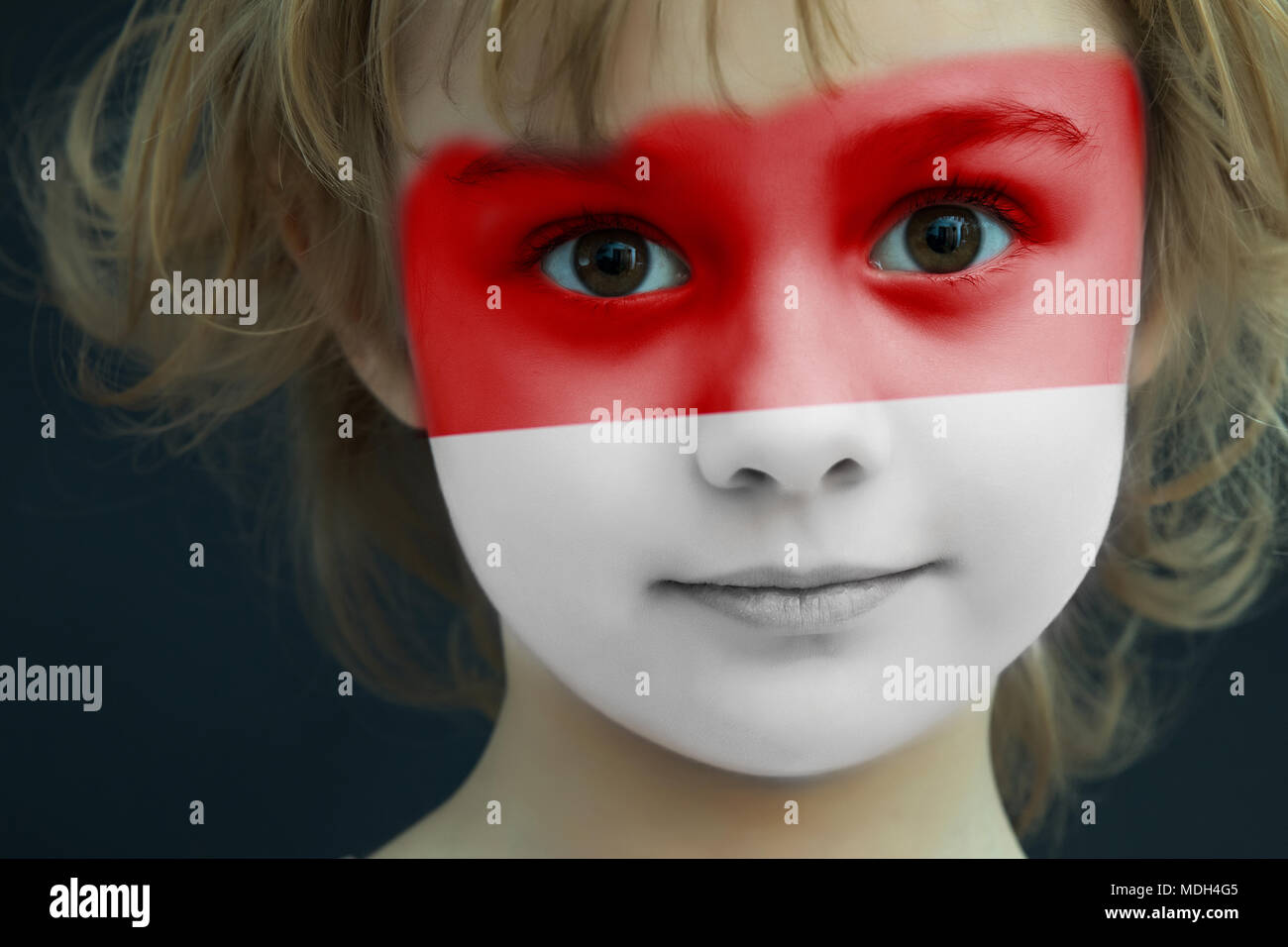 Kind mit einem gemalten Flagge Indonesien Stockfoto