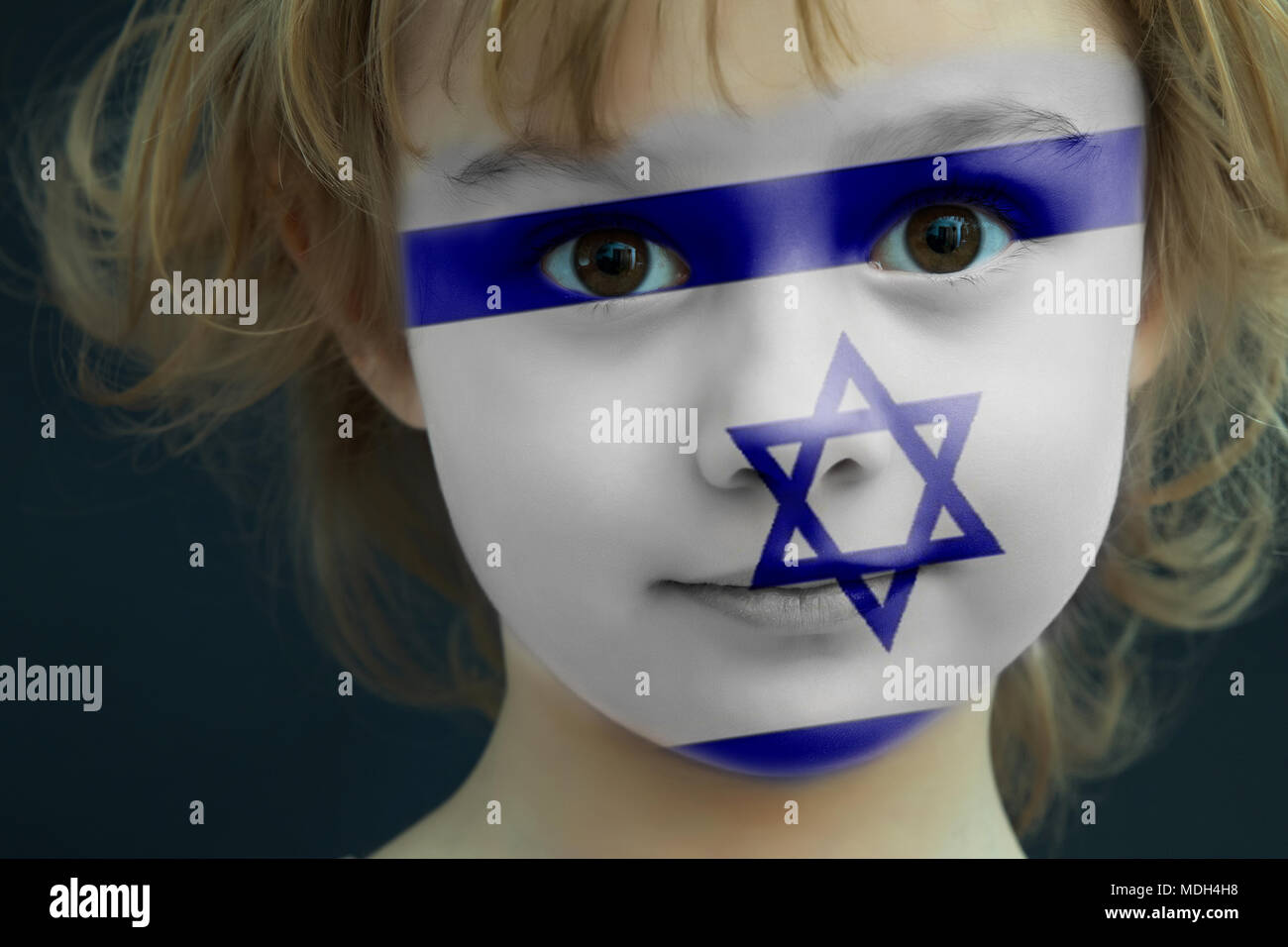 Kind mit einem gemalten Flagge Israel Stockfoto