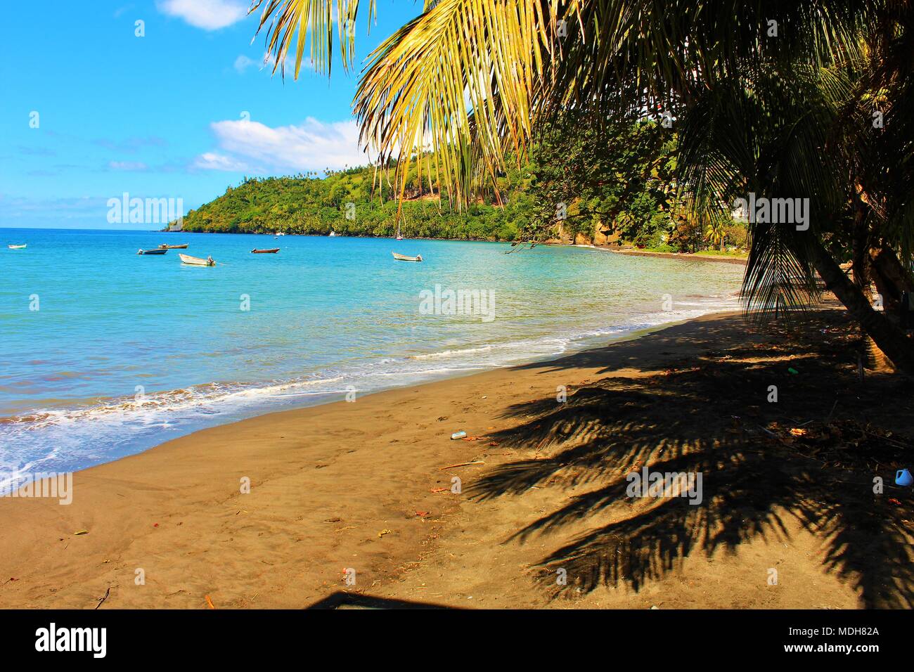 Ein ruhiger Strand auf der Insel St. Vincent, Karibik. Stockfoto