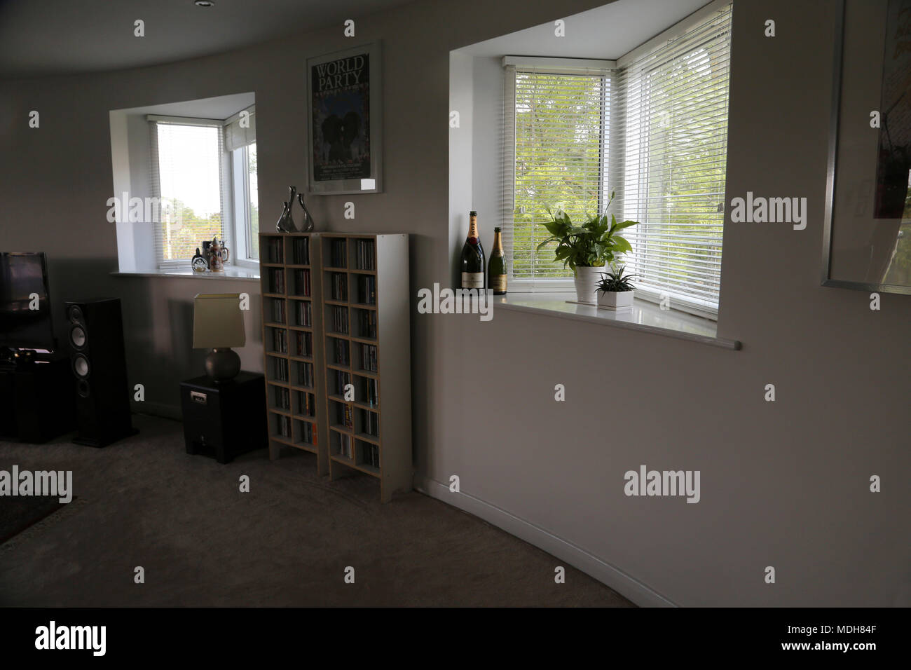 Offenes Wohnzimmer mit CD's auf Regalen Cheltenham Gloucestershire England Stockfoto