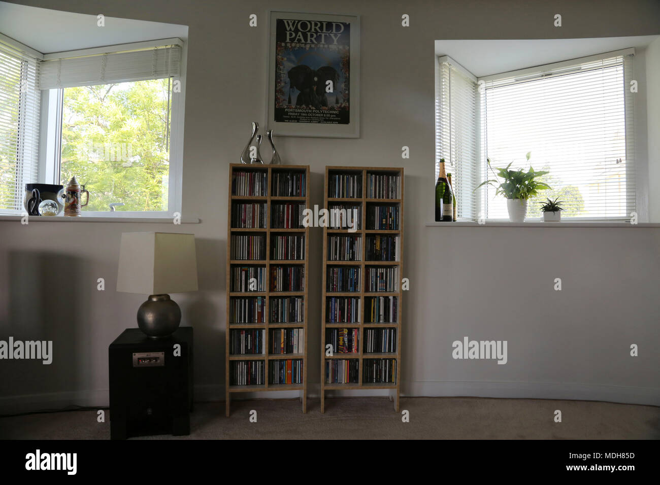 Offenes Wohnzimmer mit CD's auf Regalen Cheltenham Gloucestershire England Stockfoto