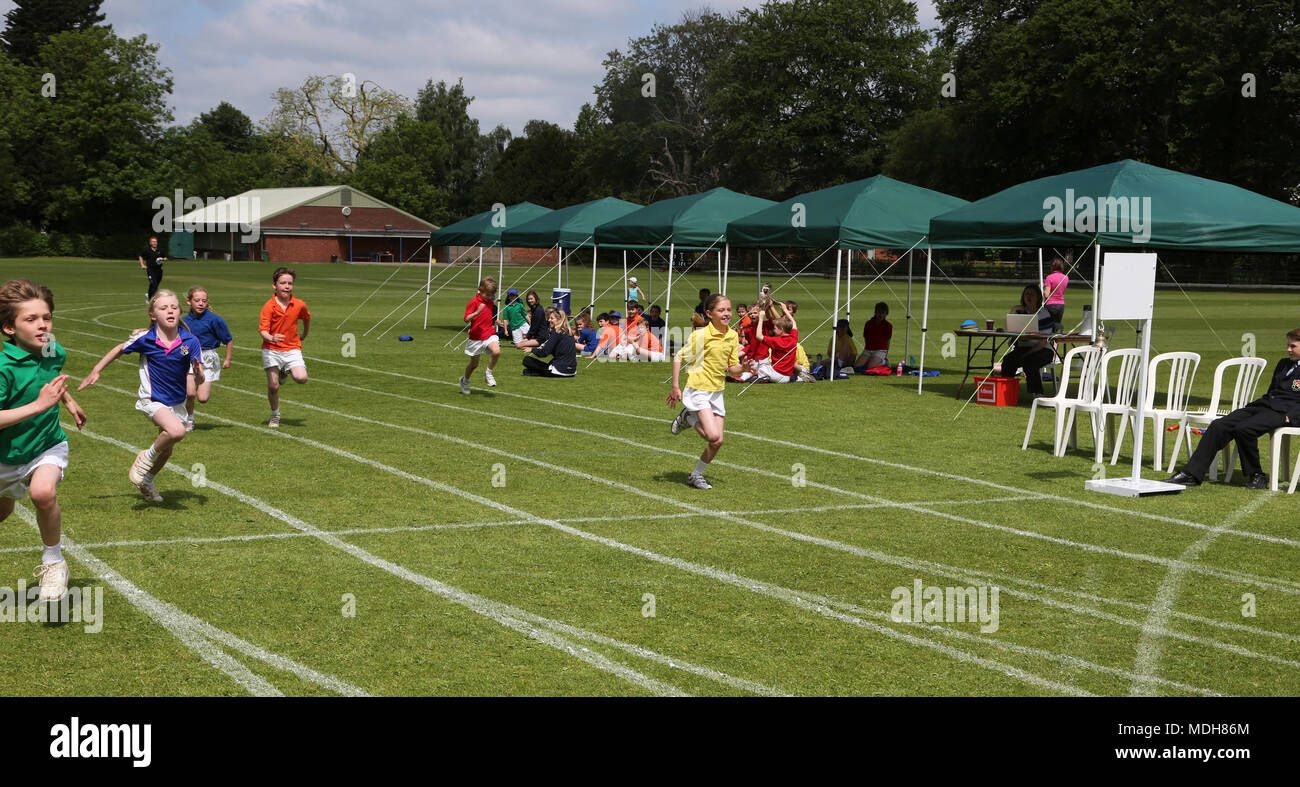 Kinder im Rennen auf Schule Sport Tag England läuft Stockfoto