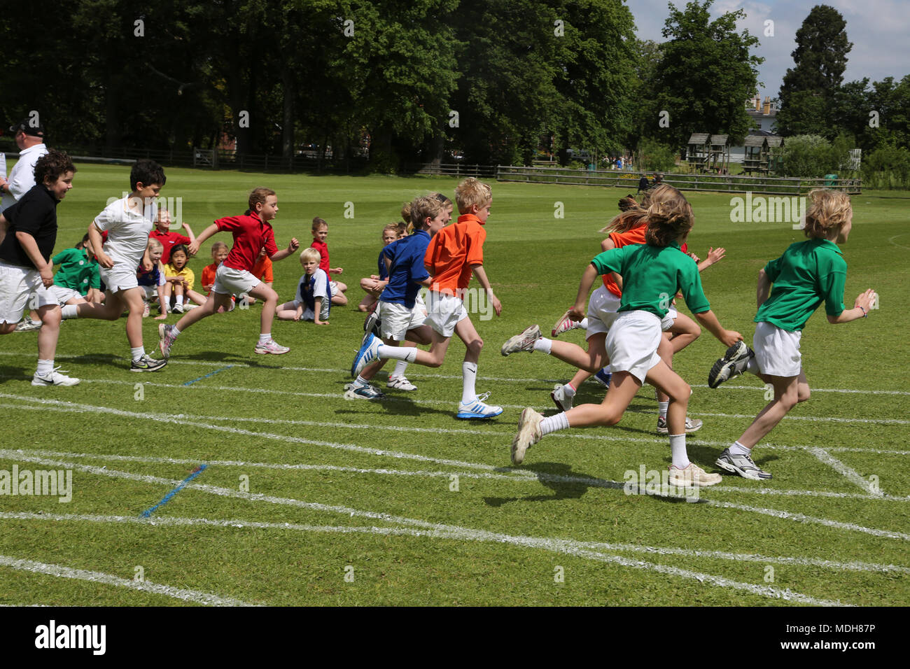 Kinder im Rennen auf Schule Sport Tag England läuft Stockfoto