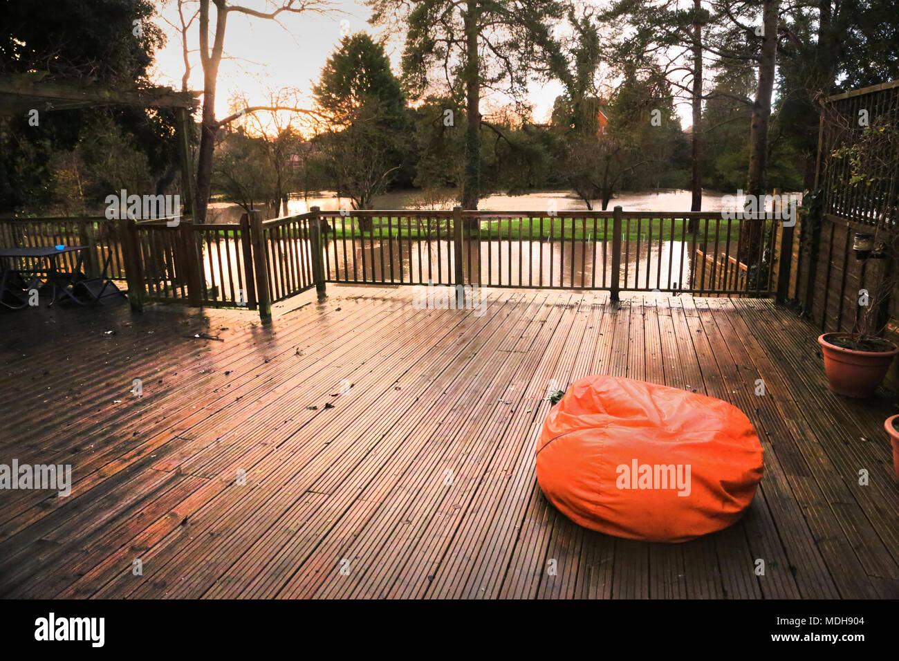 Terrasse im Garten Fluss Stour Flut Gillingham Dorset England Stockfoto