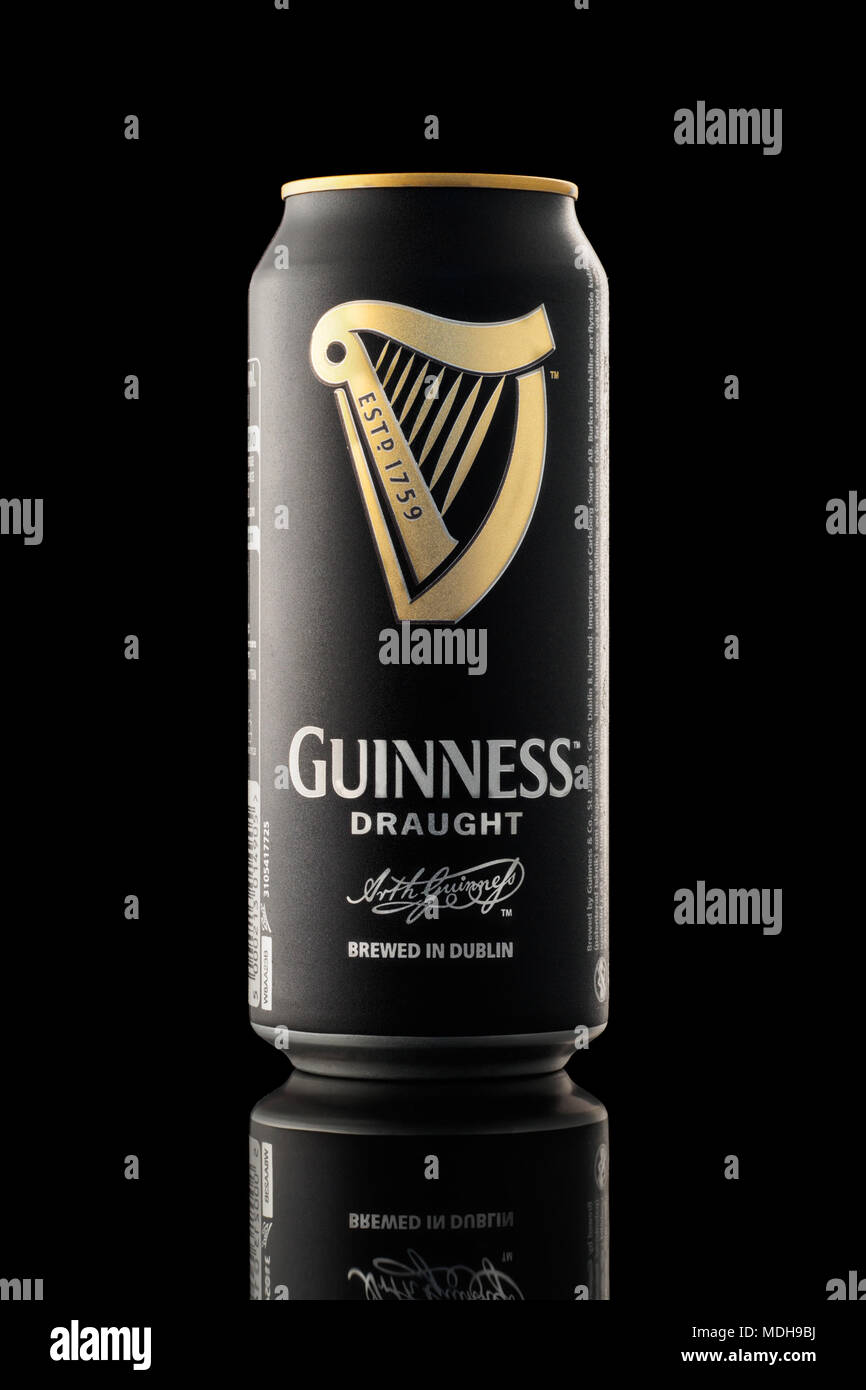 CHELYABINSK, Russland - April 11,2018 Aluminium kann von Guinness Bier Werbung auf schwarzen Hintergrund Schuß Stockfoto