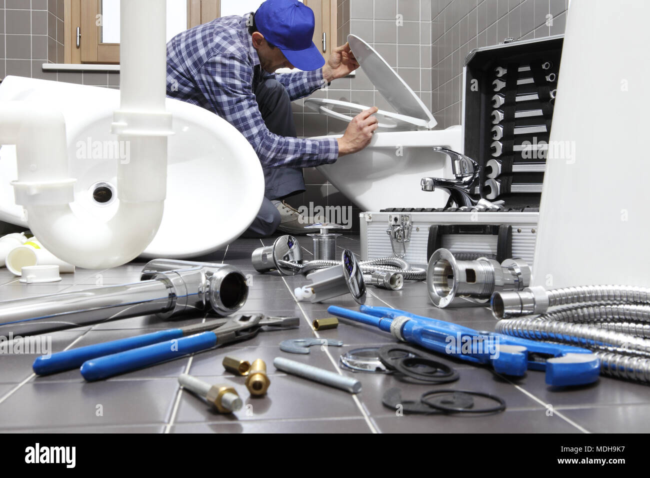 Klempner an der Arbeit in einem Badezimmer, Sanitär Reparatur ... Klempner an der Arbeit in einem Badezimmer, Sanitär Reparatur ...