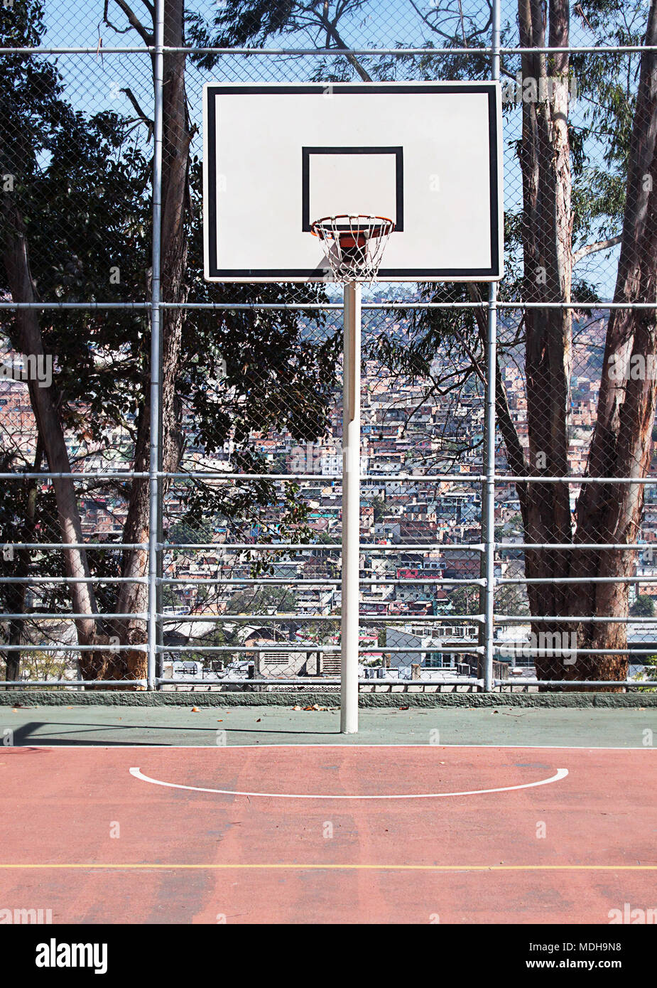 Outdoor Basketballkorb auf einem städtischen Spielplatz im Freien  Stockfotografie - Alamy