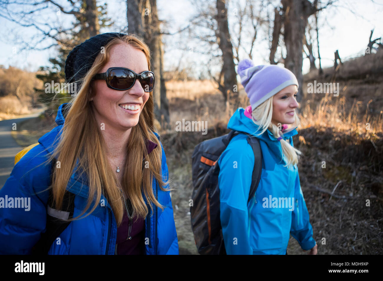 Zwei junge Frauen, die auf eine Wanderung auf einem Trail, Anchorage, Alaska, Vereinigte Staaten von Amerika Stockfoto