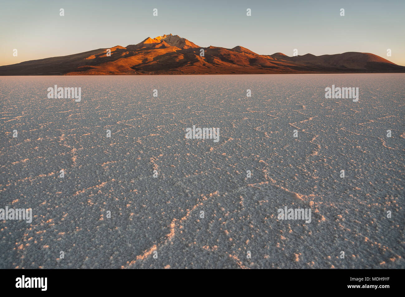 Der weltweit grösste Salzsee, Salar de Uyuni in Bolivien, bei Sonnenaufgang fotografiert - Südamerika Stockfoto