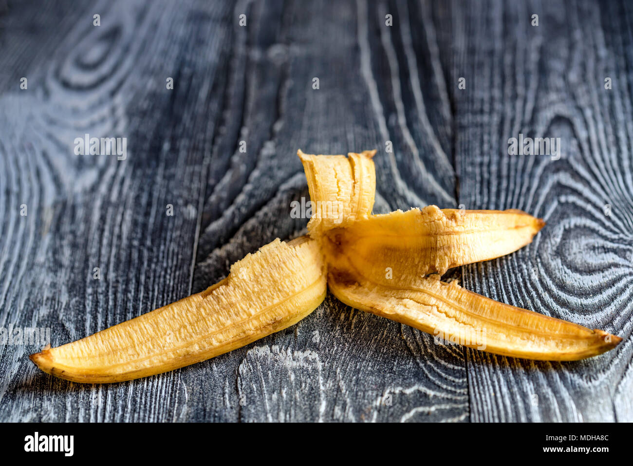 Banane Haut liegen auf einem Holz- Oberfläche Stockfoto