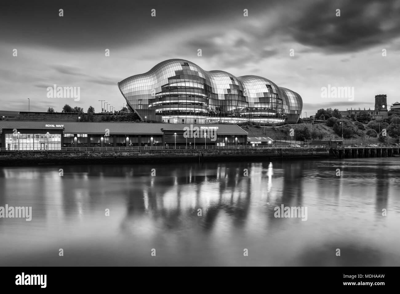 Konzerthalle Sage Gateshead Reflexionen in den Fluss Tyne; Gateshead, Tyne und Wear, England Stockfoto