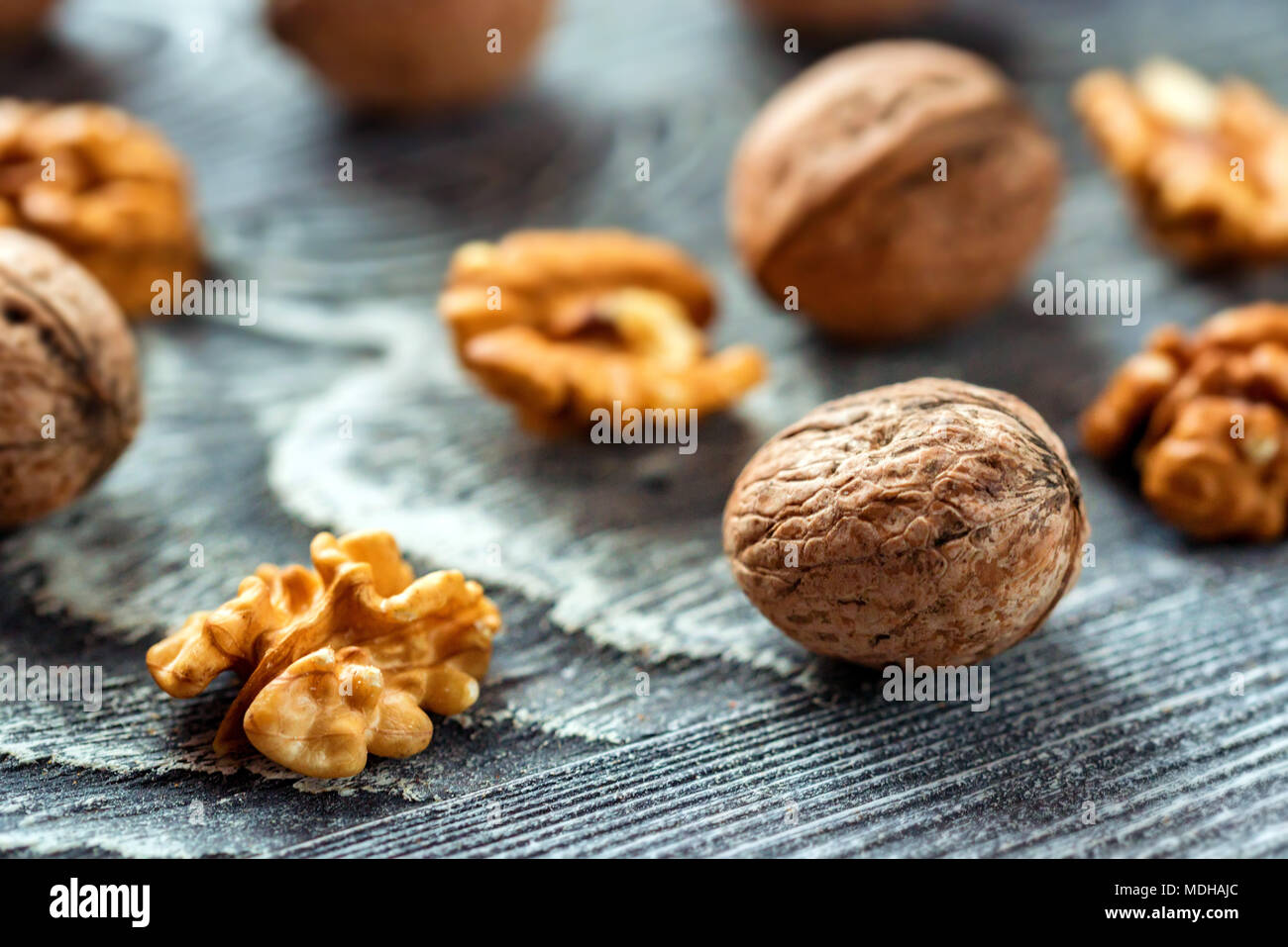 Nüsse und Kerne auf hölzernen Hintergrund Stockfoto