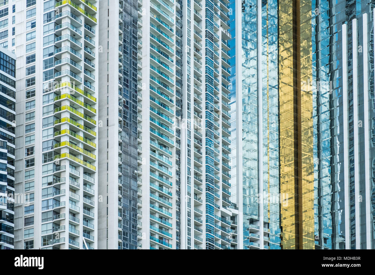 Mega City Konzept - viele Wolkenkratzer Fassade Hintergrund - Stockfoto