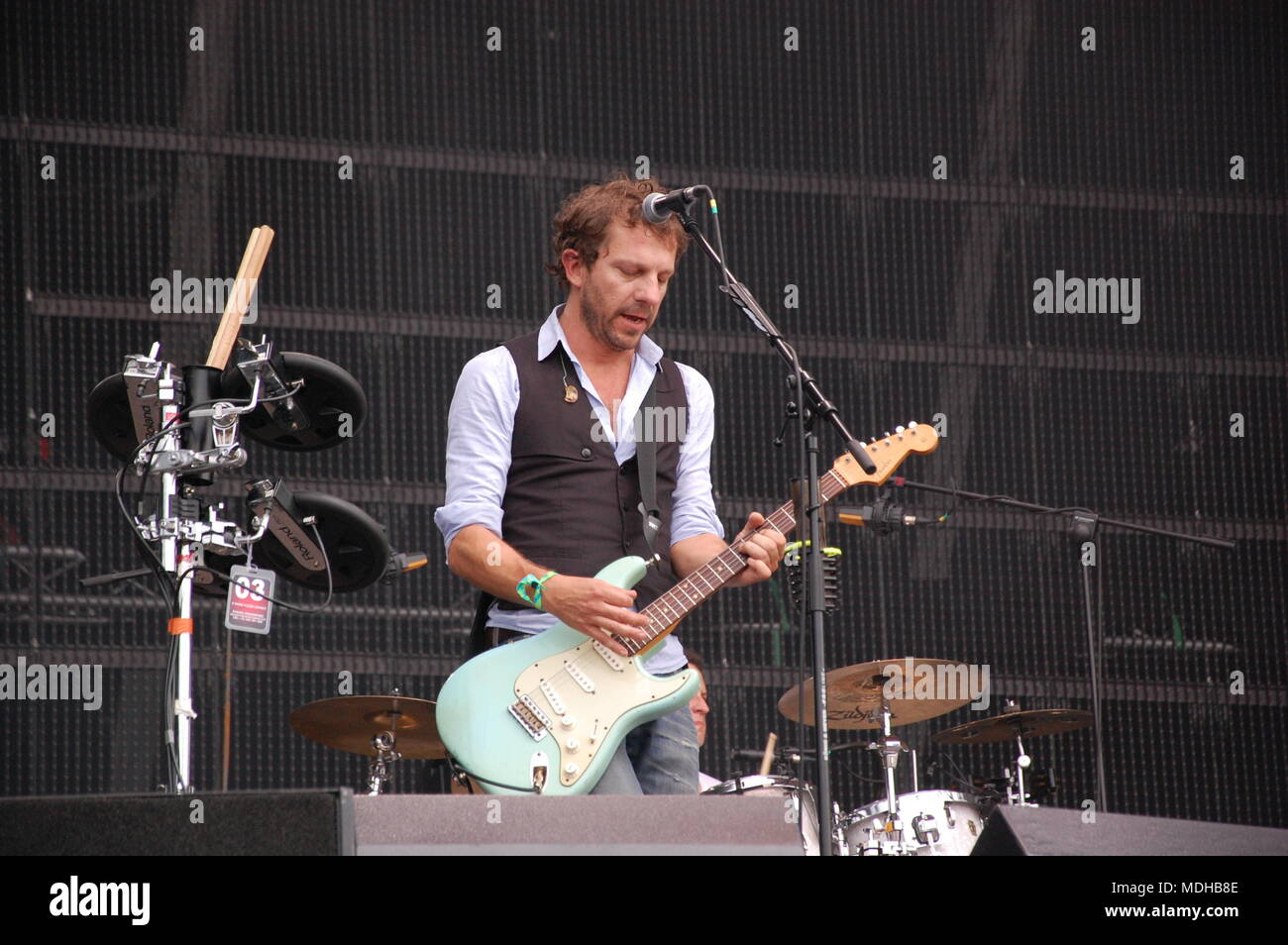 Tom Barman singen und Gitarre spielen live mit der Deus band bei Pohoda Festival, Trencin, Slowakei - 8. Juli 2011 Stockfoto