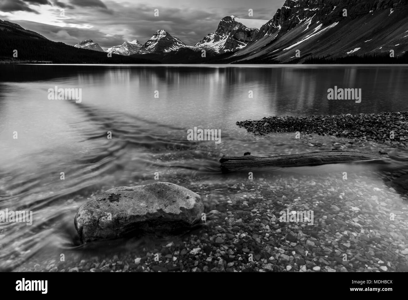 Ruhige, klare Wasser am Ufer eines Sees im Banff National Park, Alberta, Kanada Stockfoto