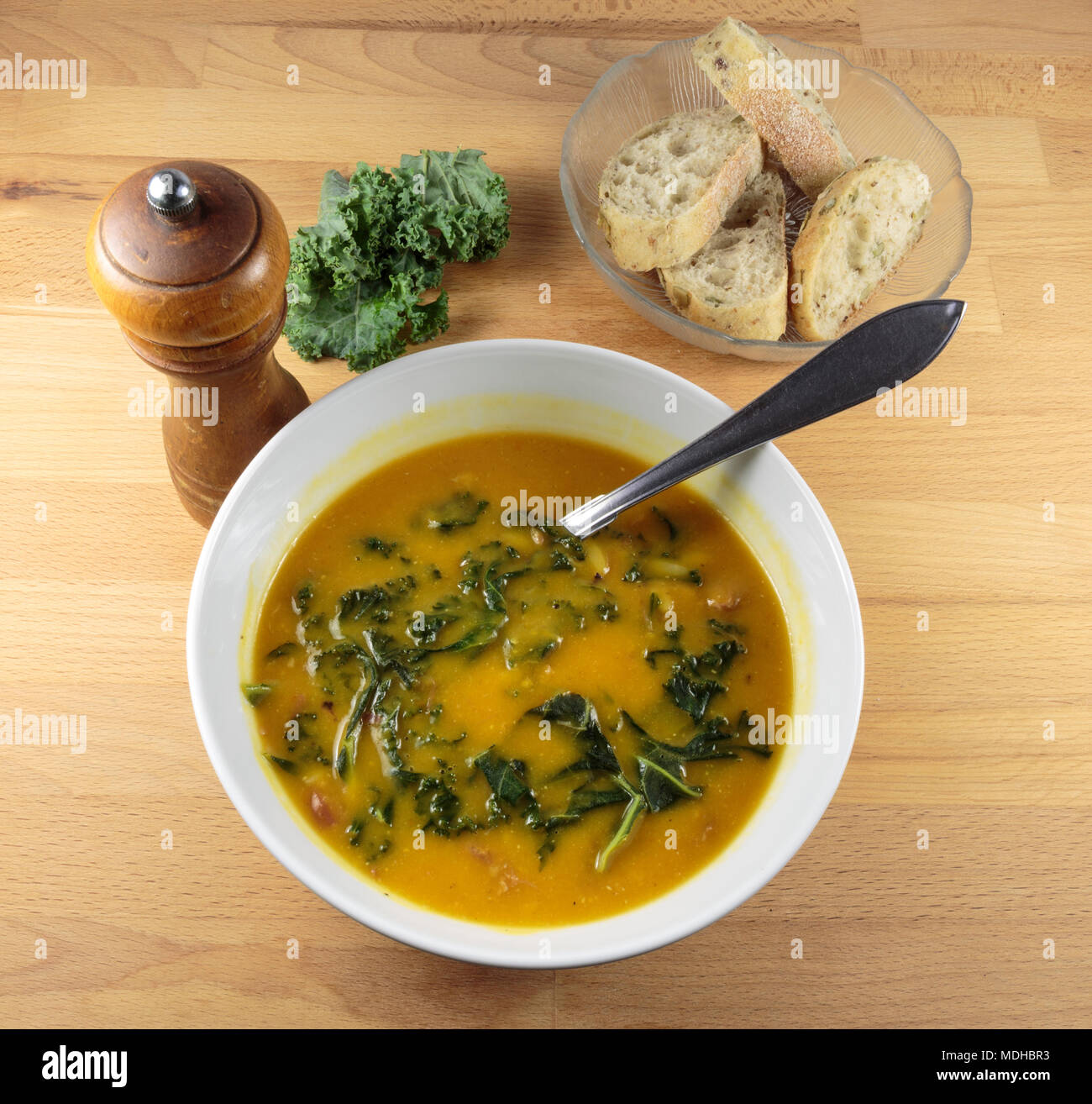 Kürbis, rote Linsen und Kale köstliche Suppe in einer weißen Schüssel Stockfoto