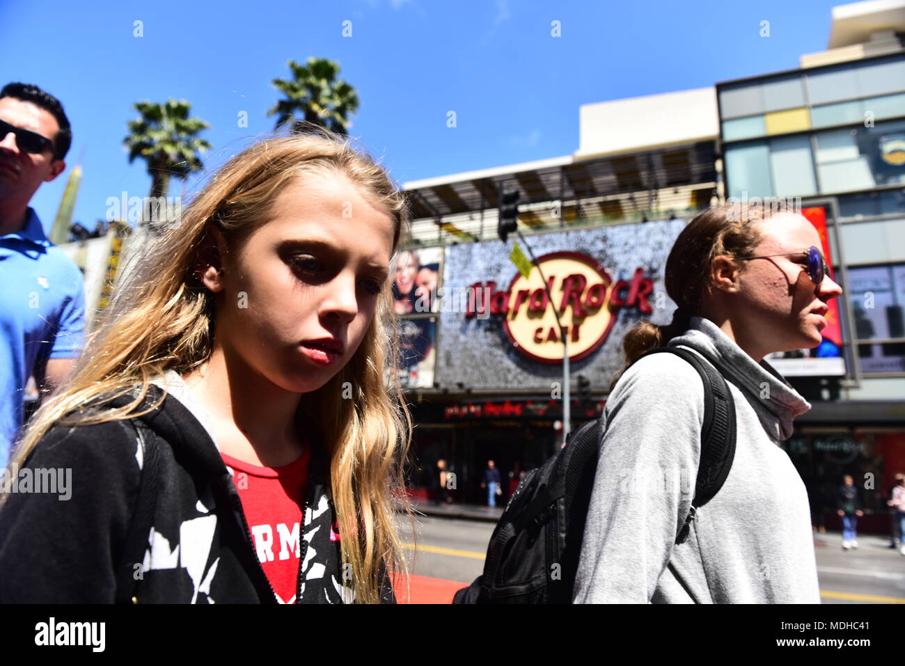 HOLLYWOOD - 16. April 2018: Random unbekannter Menschen und Touristen in den Straßen der Stadt von Hollywood, CA. Stockfoto