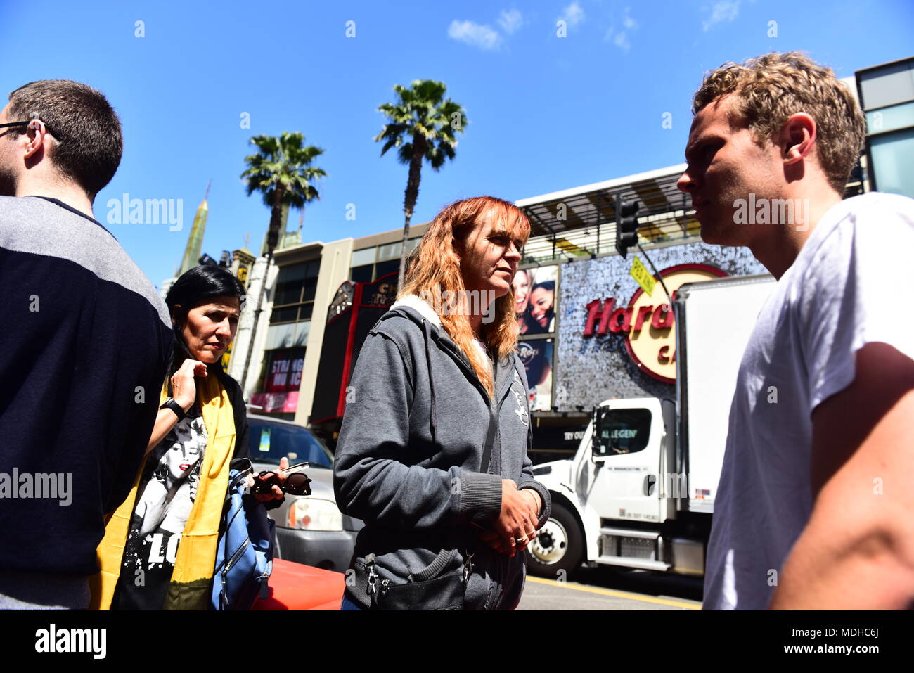 HOLLYWOOD - 16. April 2018: Random unbekannter Menschen und Touristen in den Straßen der Stadt von Hollywood, CA. Stockfoto