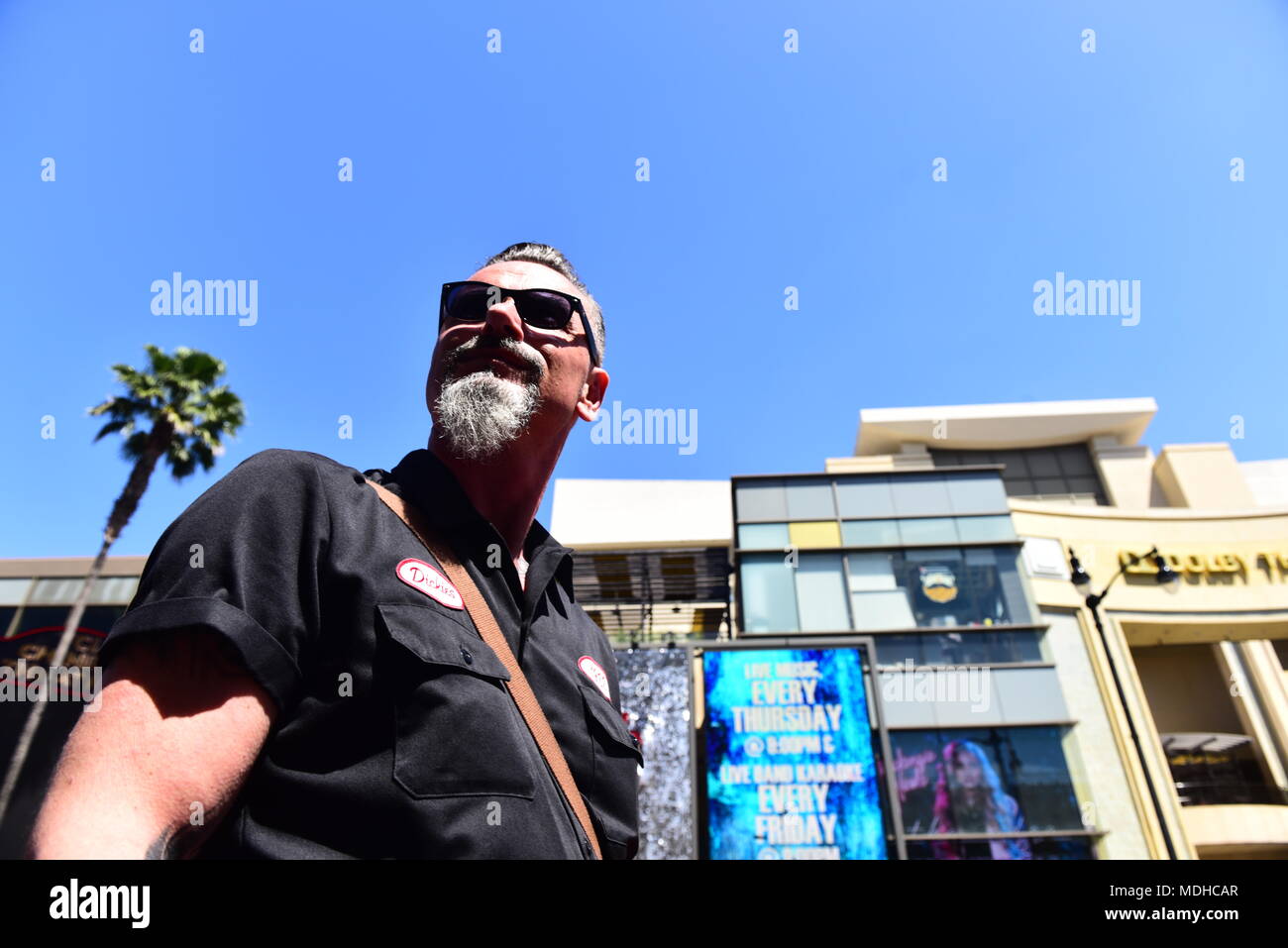 HOLLYWOOD - 16. April 2018: Random unbekannter Menschen und Touristen in den Straßen der Stadt von Hollywood, CA. Stockfoto