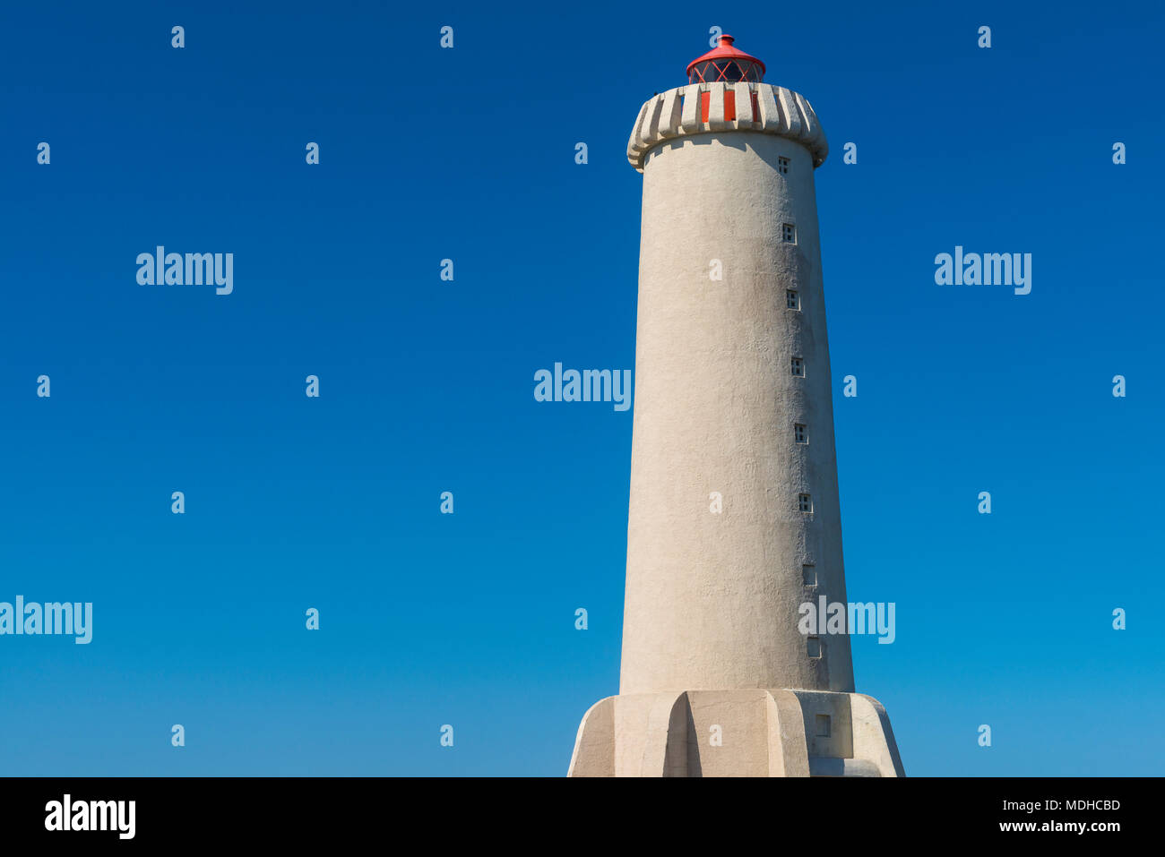 Leuchtturm gegen einen hellen, blauen Himmel; Akranes, Island Stockfoto