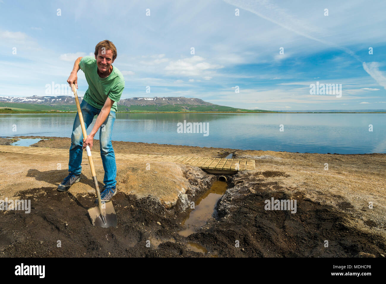 Mann graben Geothermie Brot, Laugarvatn Fontana Cafe und Spa, See Laugarvatn, Island Stockfoto