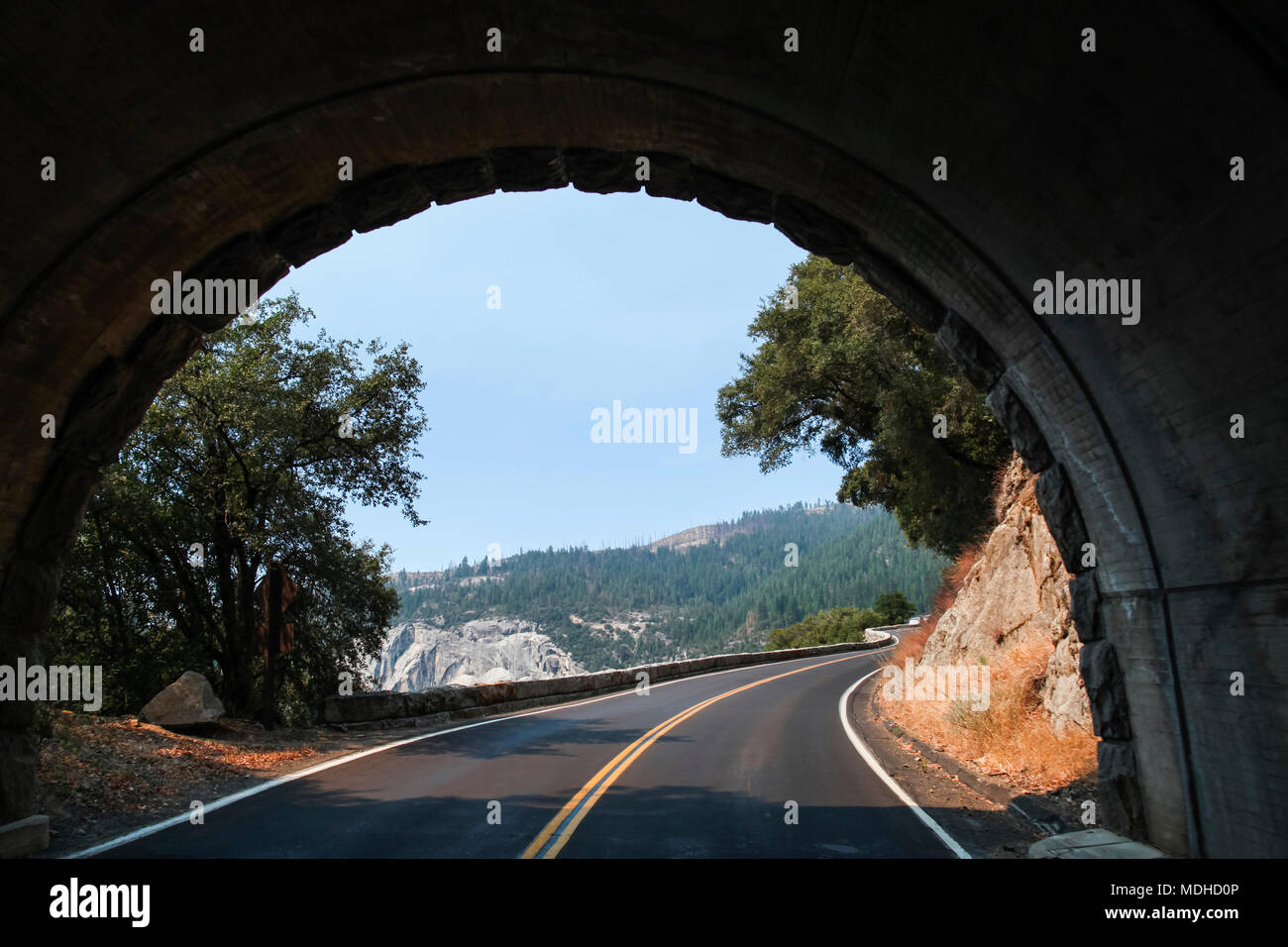 Tunnel auf offener Straße im Yosemite National Park, Kalifornien, Vereinigte Staaten von Amerika Stockfoto