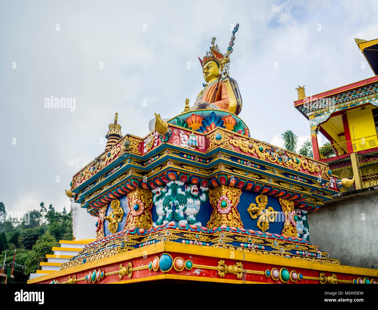 Reich verzierte und bunte Fassade eines religiösen Struktur und Statue; Bara Adalpur Dwitiya Khanda, West Bengal, IndiaWest Bengalen, Indien Stockfoto