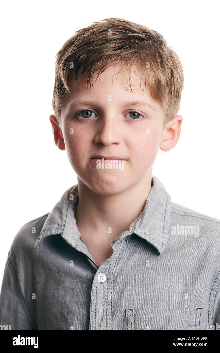 Porträt eines Jungen mit einem entschlossenen Blick auf seinem Gesicht auf weißem Hintergrund Stockfoto