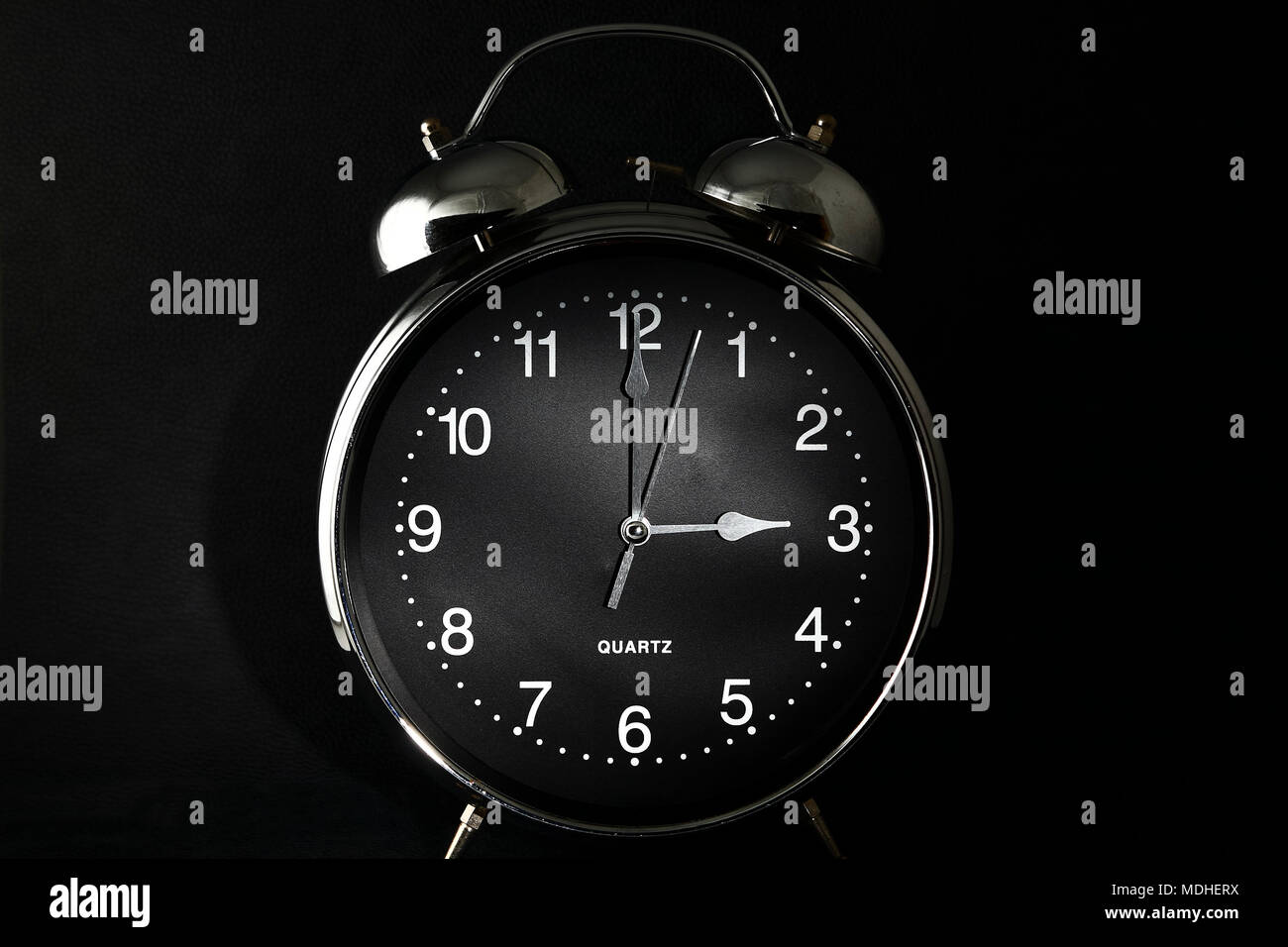 Alten retro Wecker mit den Händen auf 3:00 oder 3:00 Uhr Stockfoto