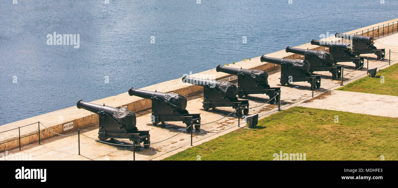Valletta, Malta. Kanonen in der Zeile im oberen Barrakka Gardens, salutierte Batterie. Stockfoto